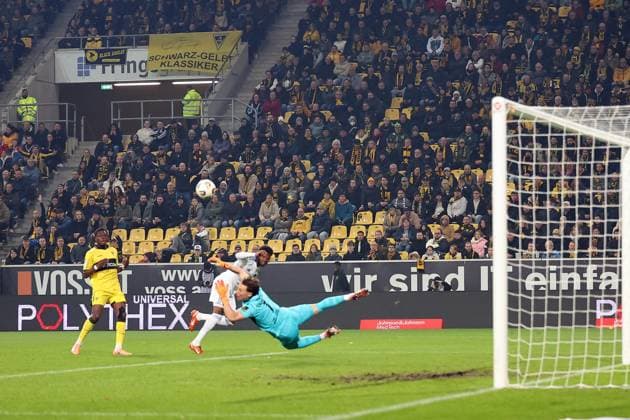 02 11 2025, xrekx, Fußball 3 Liga, Alemannia Aachen 1 FC Saarbrücken v l Rodney Elongo Yombo 1 FC Saarbruecken Jan Olschowsky TSV Alemannia Aachen Parade DFL DFB REGULATIONS PROHIBIT ANY USE OF PHOTOGRAPHS as IMAGE SEQUENCES and or QUASI VIDEO Aachen