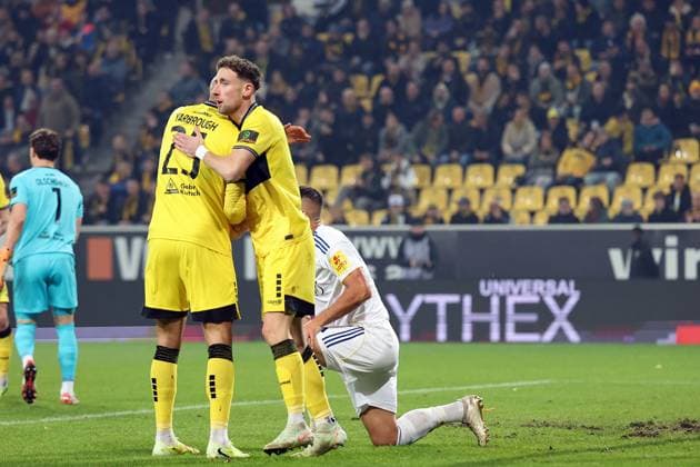 02 11 2025, xrekx, Fußball 3 Liga, Alemannia Aachen 1 FC Saarbrücken v l Lamar Yarbrough TSV Alemannia Aachen Felix Meyer TSV Alemannia Aachen Kai Brünker Bruenker 1 FC Saarbruecken after the foul DFL DFB REGULATIONS PROHIBIT ANY USE OF PHOTOGRAPHS as IMAGE SEQUENCES and or QUASI VIDEO Aachen