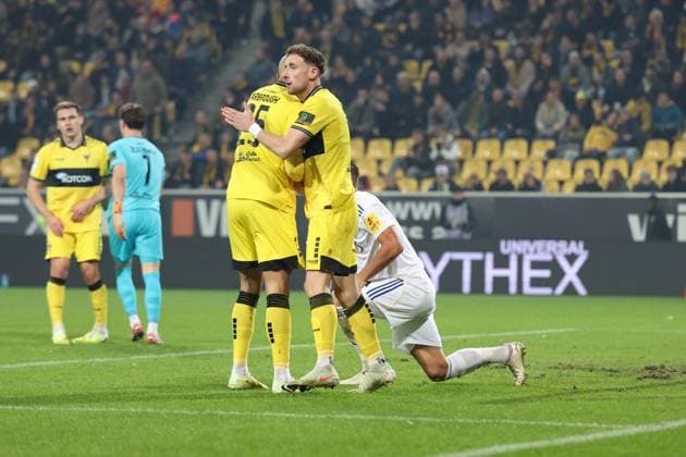 02 11 2025, xrekx, Fußball 3 Liga, Alemannia Aachen 1 FC Saarbrücken v l Lamar Yarbrough TSV Alemannia Aachen Felix Meyer TSV Alemannia Aachen Kai Brünker Bruenker 1 FC Saarbruecken Foul play DFL DFB REGULATIONS PROHIBIT ANY USE OF PHOTOGRAPHS as IMAGE SEQUENCES and or QUASI VIDEO Aachen