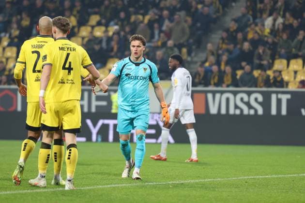02 11 2025, xrekx, Fußball 3 Liga, Alemannia Aachen 1 FC Saarbrücken v l Lamar Yarbrough TSV Alemannia Aachen Felix Meyer TSV Alemannia Aachen Jan Olschowsky TSV Alemannia Aachen Parade DFL DFB REGULATIONS PROHIBIT ANY USE OF PHOTOGRAPHS as IMAGE SEQUENCES and or QUASI VIDEO Aachen