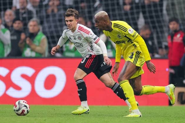 2025-11-02 Besiktas JK v Fenerbahce SK - Trendyol Super Lig ISTANBUL, TURKEY - NOVEMBER 2: Ridvan Yilmaz of Besiktas JK battles for the ball with Anderson Talisca of Fenerbahce SK during the Trendyol Super Lig match between Besiktas JK and Fenerbahce SK at Tupras Stadium on November 2, 2025 in Istanbul, Turkey. (Photo by BSR Agency) Istanbul Turkey Content not available for redistribution in The Netherlands directly or indirectly through any third parties. Copyright: xBSRxAgencyx