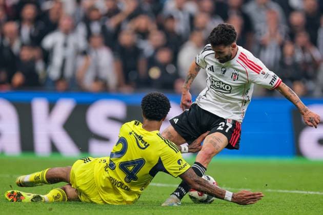 2025-11-02 Besiktas JK v Fenerbahce SK - Trendyol Super Lig ISTANBUL, TURKEY - NOVEMBER 2: Jayden Oosterwolde of Fenerbahce SK battles for the ball with Rafa Silva of Besiktas JK during the Trendyol Super Lig match between Besiktas JK and Fenerbahce SK at Tupras Stadium on November 2, 2025 in Istanbul, Turkey. (Photo by BSR Agency) Istanbul Turkey Content not available for redistribution in The Netherlands directly or indirectly through any third parties. Copyright: xBSRxAgencyx