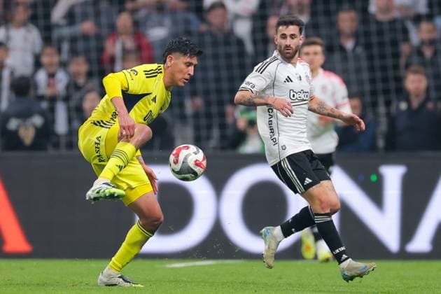 2025-11-02 Besiktas JK v Fenerbahce SK - Trendyol Super Lig ISTANBUL, TURKEY - NOVEMBER 2: Edson Alvarez of Fenerbahce SK battles for the ball with Rafa Silva of Besiktas JK during the Trendyol Super Lig match between Besiktas JK and Fenerbahce SK at Tupras Stadium on November 2, 2025 in Istanbul, Turkey. (Photo by BSR Agency) Istanbul Turkey Content not available for redistribution in The Netherlands directly or indirectly through any third parties. Copyright: xBSRxAgencyx