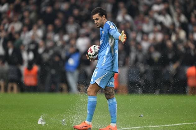 Besiktas v Fenerbahce - Turkish Super Lig ISTANBUL, TURKIYE - NOVEMBER 02: Goalkeeper Ederson Santana De Moraes of Fenerbahce reacts to water bottles being thrown from the stands during the Turkish Super Lig week 11 football match between Besiktas and Fenerbahce at Tupras Stadium in Istanbul, Turkiye on November 02, 2025. Serhat Cagdas Anadolu Istanbul Turkey. Editorial use only. Please get in touch for any other usage.  Copyright: x2025xAnadoluxSerhatxCagdasx