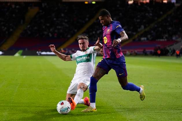 FC Barcelona, Barca v Elche CF - LaLiga EA Sports Marcus Rashford left winger of Barcelona and England and German Valera right winger of Elche and Spain compete for the ball during the La Liga EA Sports match between FC Barcelona and Elche CF at Estadi Olimpic Lluis Companys on November 2, 2025 in Barcelona, Spain. Barcelona Spain  Copyright: xJosexBretonx originalFilename:bretonhernandez-fcbarcel251102_npTHY.jpg