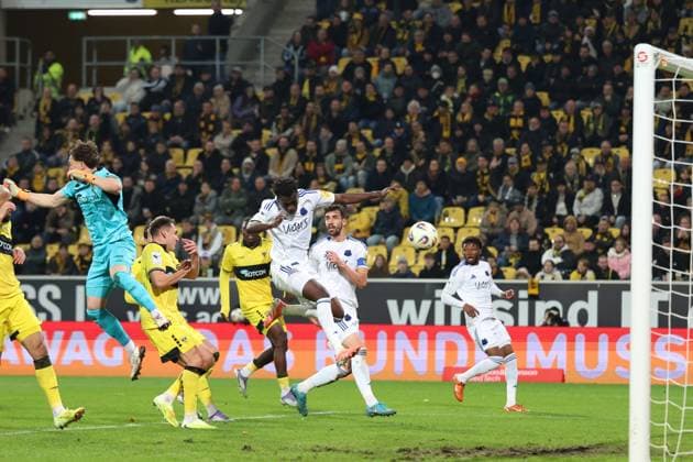 02 11 2025, xrekx, Fußball 3 Liga, Alemannia Aachen 1 FC Saarbrücken v l Luftloch Jan Olschowsky TSV Alemannia Aachen Abdoulaye Kamara 1 FC Saarbruecken Tor zaehlt nicht DFL DFB REGULATIONS PROHIBIT ANY USE OF PHOTOGRAPHS as IMAGE SEQUENCES and or QUASI VIDEO Aachen
