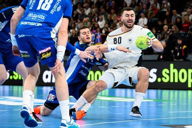 Muenchen Handball Laenderspiel Germany Iceland Iceland Elvar Örn Jonsson Iceland , Jannik Kohlbacher Germany Muenchen SAP Garden Bayern Germany