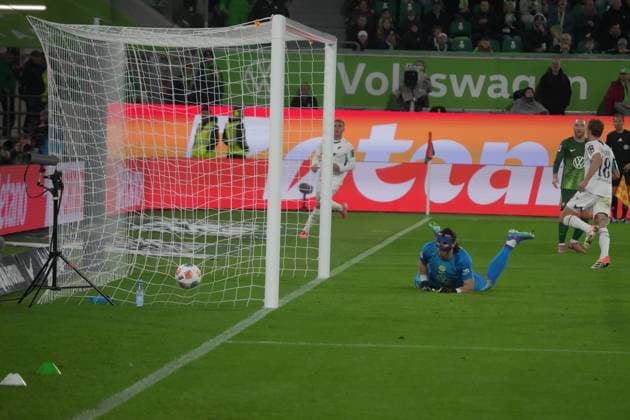GER, 1 FBL, VfL Wolfsburg vs TSG 1899 Hoffenheim 02 11 2025, Volkswagen Arena, Wolfsburg, GER, 1 FBL, VfL Wolfsburg vs TSG 1899 Hoffenheim , in picture Wouter Burger Hoffenheim scores the goal to 2 3 DFL regulations prohibit any use of photographs as image sequences and or quasi video nordphotoxGmbHx xBratic nph00250