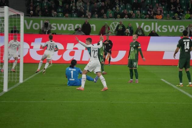 GER, 1 FBL, VfL Wolfsburg vs TSG 1899 Hoffenheim 02 11 2025, Volkswagen Arena, Wolfsburg, GER, 1 FBL, VfL Wolfsburg vs TSG 1899 Hoffenheim , in the picture Wouter Burger Hoffenheim is happy about the goal for the 2 3 DFL regulations prohibit any use of photographs as image sequences and or quasi video nordphotoxGmbHx xBratic nph00250