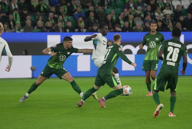 GER, 1.FBL, VfL Wolfsburg vs TSG 1899 Hoffenheim 02.11.2025, Volkswagen Arena, Wolfsburg, GER, 1.FBL, VfL Wolfsburg vs TSG 1899 Hoffenheim , im Bild Maximilian Arnold (Wolfsburg), Ihlas Bebou (Hoffenheim) DFL regulations prohibit any use of photographs as image sequences and or quasi-video. nordphotoxGmbHx xBratic nph00250
