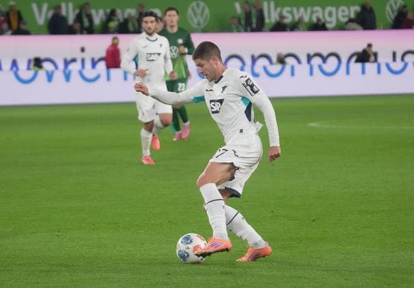 GER, 1 FBL, VfL Wolfsburg vs TSG 1899 Hoffenheim 02 11 2025, Volkswagen Arena, Wolfsburg, GER, 1 FBL, VfL Wolfsburg vs TSG 1899 Hoffenheim , im Bild Andrej Kramaric Hoffenheim DFL regulations prohibit any use of photographs as image sequences and or quasi video nordphotoxGmbHx xBratic nph00250