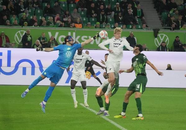 GER, 1 FBL, VfL Wolfsburg vs TSG 1899 Hoffenheim 02 11 2025, Volkswagen Arena, Wolfsburg, GER, 1 FBL, VfL Wolfsburg vs TSG 1899 Hoffenheim , in picture goalkeeper Kamil Grabara Wolfsburg , Max Moerstedt Hoffenheim DFL regulations prohibit any use of photographs as image sequences and or quasi video nordphotoxGmbHx xBratic nph00250