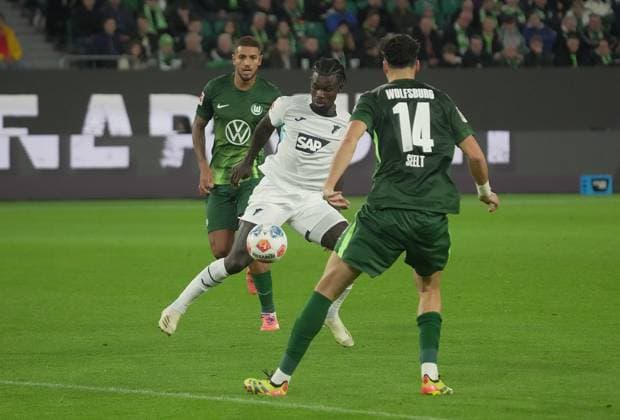 GER, 1 FBL, VfL Wolfsburg vs TSG 1899 Hoffenheim 02 11 2025, Volkswagen Arena, Wolfsburg, GER, 1 FBL, VfL Wolfsburg vs TSG 1899 Hoffenheim , pictured Ihlas Bebou Hoffenheim , Jenson Seelt Wolfsburg DFL regulations prohibit any use of photographs as image sequences and or quasi video nordphotoxGmbHx xBratic nph00250