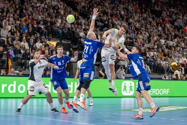 Julian Koester 18 Handball national team Germany throws , is obstructed by Arnar Freyr Arnarsson 21 Handball national team Iceland , Handball national team Germany vs Handball national team Iceland, Handball Laenderspiel, 02 11 2025 Muenchen Bayern Germany Copyright: xkolbert-press UlrichxGamelx