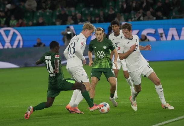 GER, 1 FBL, VfL Wolfsburg vs TSG 1899 Hoffenheim 02 11 2025, Volkswagen Arena, Wolfsburg, GER, 1 FBL, VfL Wolfsburg vs TSG 1899 Hoffenheim , pictured Sael Kumbedi Wolfsburg , Max Moerstedt Hoffenheim , Lovro Majer Wolfsburg , Wouter Burger Hoffenheim DFL regulations prohibit any use of photographs as image sequences and or quasi video nordphotoxGmbHx xBratic nph00250