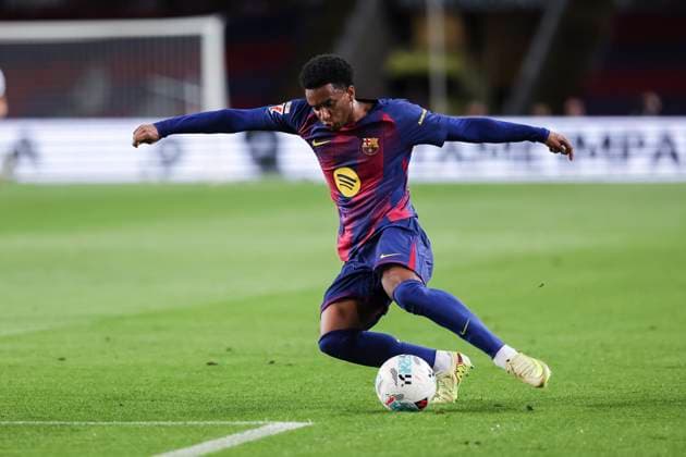 November 2, 2025, Barcelona, Barcelona, SPAIN: Alejandro Balde of FC Barcelona, Barca in action during the Spanish league, La Liga EA Sports, football match played between FC Barcelona and Elche CF at Estadi Olimpic Lluis Companys on November 02, 2025 in Barcelona, Spain. Barcelona SPAIN - ZUMAa181 20251102_zaa_a181_162 Copyright: xJavierxBorregox