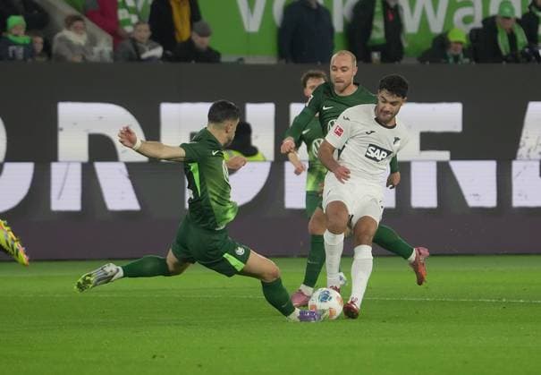 GER, 1 FBL, VfL Wolfsburg vs TSG 1899 Hoffenheim 02 11 2025, Volkswagen Arena, Wolfsburg, GER, 1 FBL, VfL Wolfsburg vs TSG 1899 Hoffenheim , im Bild Ozan Kabak Hoffenheim DFL regulations prohibit any use of photographs as image sequences and or quasi video nordphotoxGmbHx xBratic nph00250