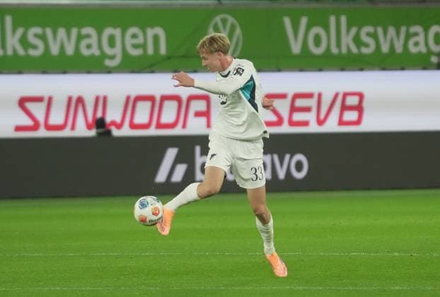 GER, 1 FBL, VfL Wolfsburg vs TSG 1899 Hoffenheim 02 11 2025, Volkswagen Arena, Wolfsburg, GER, 1 FBL, VfL Wolfsburg vs TSG 1899 Hoffenheim , im Bild Max Moerstedt Hoffenheim DFL regulations prohibit any use of photographs as image sequences and or quasi video nordphotoxGmbHx xBratic nph00250