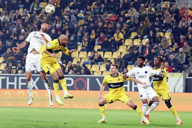 02 11 2025, xrekx, Fußball 3 Liga, Alemannia Aachen 1 FC Saarbrücken v l Kai Brünker Bruenker 1 FC Saarbruecken Lamar Yarbrough TSV Alemannia Aachen Zweikampf, Aktion, action, battle for the ball DFL DFB REGULATIONS PROHIBIT ANY USE OF PHOTOGRAPHS as IMAGE SEQUENCES and or QUASI VIDEO Aachen
