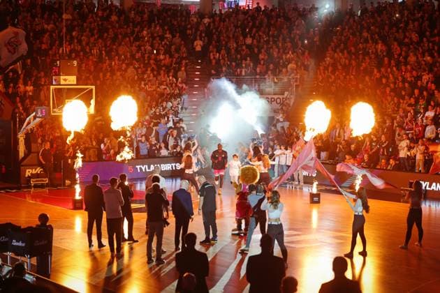 Players introductions The players run in before the match between Telekom Baskets Bonn and ALBA Berlin 6 Speiltag Saison 2025 26
