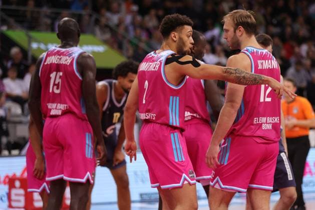 Alijah Comithier Bonn, M talks to Melvin Jostmann Bonn , Telekom Baskets Bonn vs Alba Berlin, easyCredit BBL, Matchday 6, Bonn, 02 11 2025