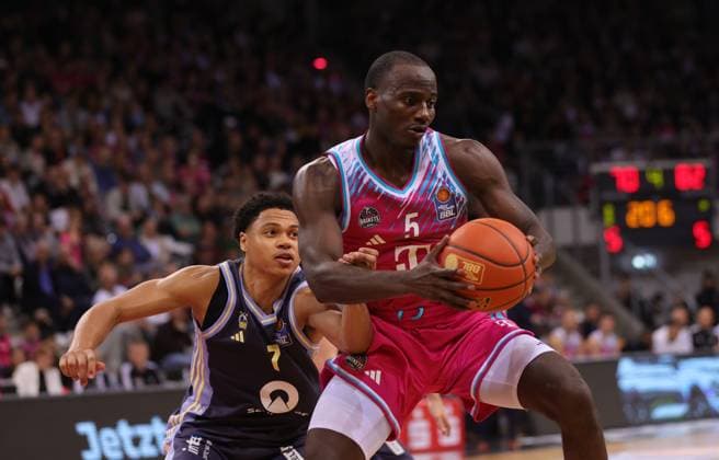 Tylan Birts Bonn on the ball against Jack Kayil Alba , Telekom Baskets Bonn vs Alba Berlin, easyCredit BBL, Matchday 6, Bonn, 02 11 2025