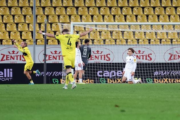 02 11 2025, xrekx, Fußball 3 Liga, Alemannia Aachen 1 FC Saarbrücken v l Torjubel nach dem Tor zum celebrating the goal celebrate 2 0 durch Lars Gindorf TSV Alemannia Aachen DFL DFB REGULATIONS PROHIBIT ANY USE OF PHOTOGRAPHS as IMAGE SEQUENCES and or QUASI VIDEO Aachen