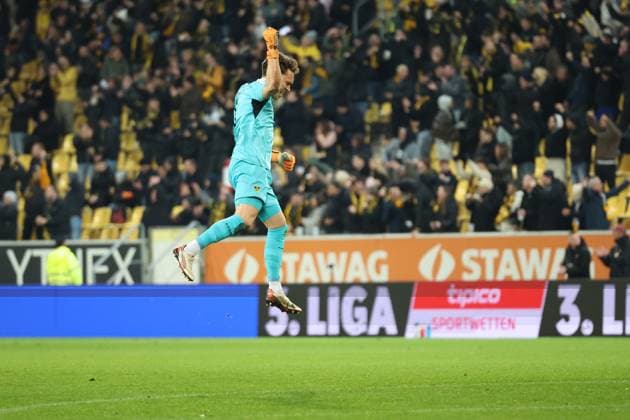 02 11 2025, xrekx, Fußball 3 Liga, Alemannia Aachen 1 FC Saarbrücken v l Torjubel nach dem Tor zum celebrating the goal celebrate 2 0 durch Lars Gindorf TSV Alemannia Aachen Jan Olschowsky TSV Alemannia Aachen DFL DFB REGULATIONS PROHIBIT ANY USE OF PHOTOGRAPHS as IMAGE SEQUENCES and or QUASI VIDEO Aachen