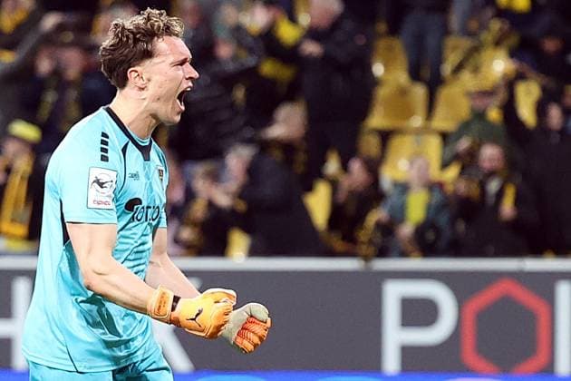 02 11 2025, xrekx, Fußball 3 Liga, Alemannia Aachen 1 FC Saarbrücken v l Torjubel nach dem Tor zum celebrating the goal celebrate 2 0 durch Lars Gindorf TSV Alemannia Aachen Jan Olschowsky TSV Alemannia Aachen DFL DFB REGULATIONS PROHIBIT ANY USE OF PHOTOGRAPHS as IMAGE SEQUENCES and or QUASI VIDEO Aachen