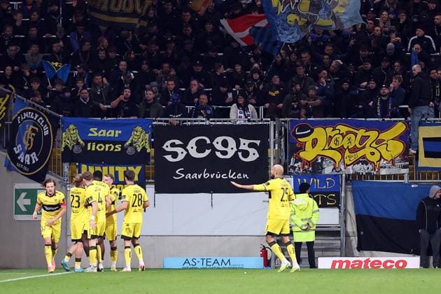 02 11 2025, xrekx, Fußball 3 Liga, Alemannia Aachen 1 FC Saarbrücken v l Torjubel nach dem Tor zum celebrating the goal celebrate 2 0 durch Lars Gindorf TSV Alemannia Aachen DFL DFB REGULATIONS PROHIBIT ANY USE OF PHOTOGRAPHS as IMAGE SEQUENCES and or QUASI VIDEO Aachen