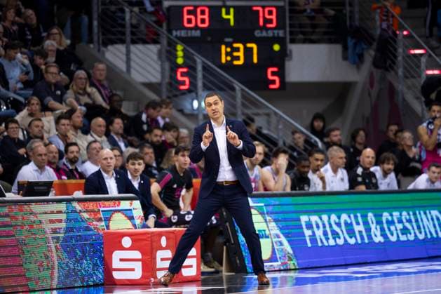 Head Coach Marko STANKOVIC BON, mi shows the way up, single image final score 70 84, Basketball 1 Bundesliga Telekom Baskets Bonn ALBA Berlin BON vs BER Main Round 6 Matchday, in T E L E C O M D O M E, on 02 11 2025 Â