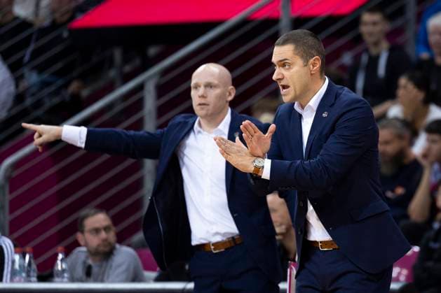 Head Coach Marko STANKOVIC BON, right and Assistant Coach Lionel BOSCO BON, left give clear instructions, gesture Final score 70 84, Basketball 1 Bundesliga Telekom Baskets Bonn ALBA Berlin BON vs BER Main Round 6 Matchday, in T E L E C O M D O M E, on 02 11 2025