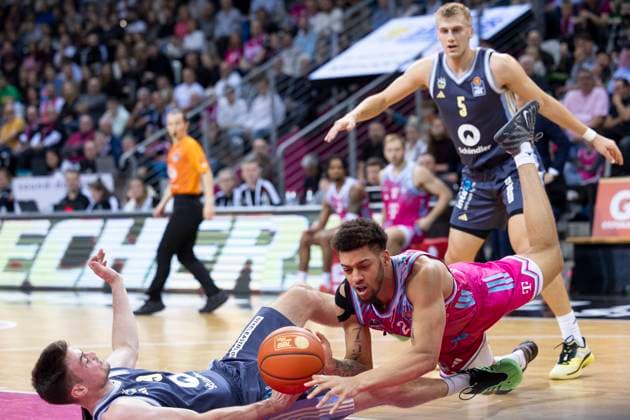Alijah COMITHIER BON 2, mi on the ball, on the floor, in a duel against Jonas MATTISSECK BER 9, left and Sam GRIESEL BER 5, right , action final score 70 84, Basketball 1 Bundesliga Telekom Baskets Bonn ALBA Berlin BON vs BER Main Round 6 Matchday, in T E L E C O M D O M E, on 02 11 2025