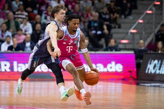 Zachery COOKS BON 3, right on ball, in duel against Bennet HUNDT BER 33, left , action final score 70 84, Basketball 1 Bundesliga Telekom Baskets Bonn ALBA Berlin BON vs BER Main Round 6 Matchday, in T E L E C O M D O M E, on 02 11 2025