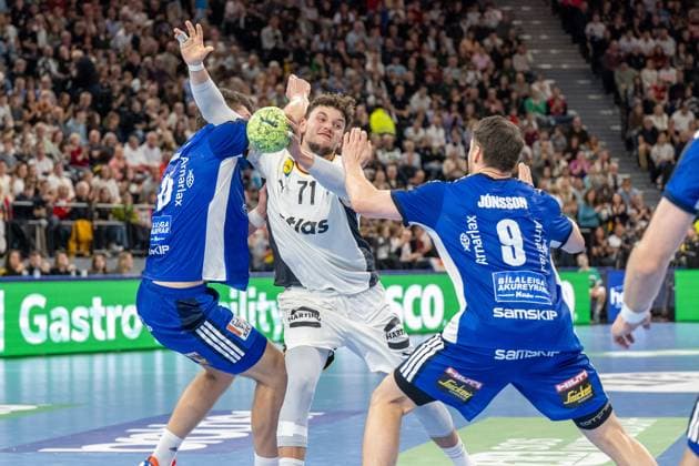 Marko Grgic 71 Handball national team Germany in the fight against Dorstein Leo Gunnarson 15 Handball national team Iceland and Elvar Oern Jonsson 9 Handball national team Iceland , Handball national team Germany vs Handball national team Iceland, Handball Laenderspiel, 02 11 2025 Munich Bavaria Germany Copyright: xkolbert-press UlrichxGamelx