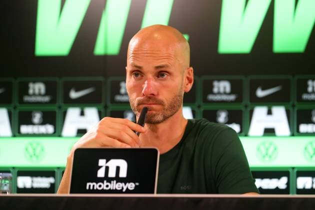 VfL vs Hoffebheim, 1 BL Wolfsburg, 02 11 2025, FOOTBALL VfL Wolfsburg vs TSG 1899 Hoffenheim, 1 BL, Season 2025 26 Head coach Paul Simonis VfL Wolfsburg during the press conference Wolfsburg