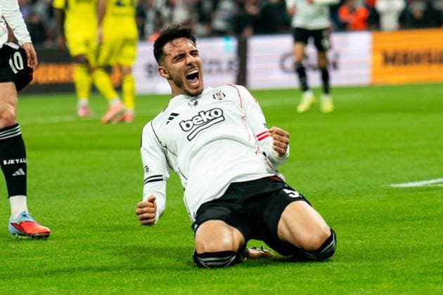 Besiktas JK v Fenerbahce SK - Trendyol Super Lig Emir Han Topcu of Besiktas celebrates his team s second goal during the Trendyol Super League match between Besiktas and Fenerbahce at the Tupras Stadium in City, Country , on November 2, 2025. Istanbul Istanbul Turkey  Copyright: xYagizxGurtugx originalFilename:gurtug-beiktavf251102_npfYK.jpg