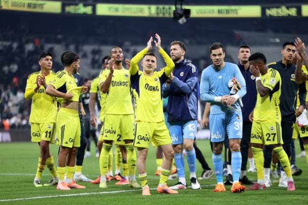 Besiktas v Fenerbahce - Turkish Super Lig ISTANBUL, TURKIYE - NOVEMBER 02: Players of Fenerbahce celebrate their victory at the end of the Turkish Super Lig week 11 football match between Besiktas and Fenerbahce at Tupras Stadium in Istanbul, Turkiye on November 02, 2025. Ali Atmaca Anadolu Istanbul Turkey. Editorial use only. Please get in touch for any other usage.  Copyright: x2025xAnadoluxAlixAtmacax