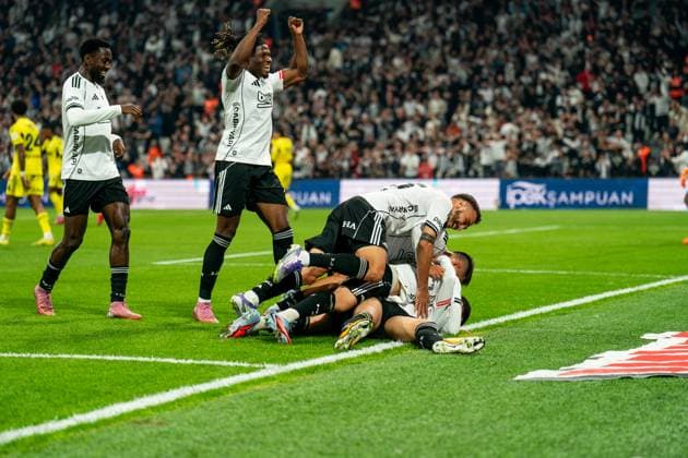 Besiktas JK v Fenerbahce SK - Trendyol Super Lig Emir Han Topcu of Besiktas celebrates his team s second goal during the Trendyol Super League match between Besiktas and Fenerbahce at the Tupras Stadium in City, Country , on November 2, 2025. Istanbul Istanbul Turkey  Copyright: xYagizxGurtugx originalFilename:gurtug-beiktavf251102_npzkq.jpg