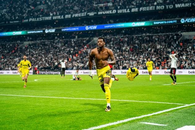 Besiktas JK v Fenerbahce SK - Trendyol Super Lig Jhon Duran of Fenerbahce celebrates his team s third goal during the Trendyol Super League match between Besiktas and Fenerbahce at the Tupras Stadium in Istanbul, Turkey, on November 2, 2025. Istanbul Istanbul Turkey  Copyright: xYagizxGurtugx originalFilename:gurtug-beiktavf251102_npGzP.jpg