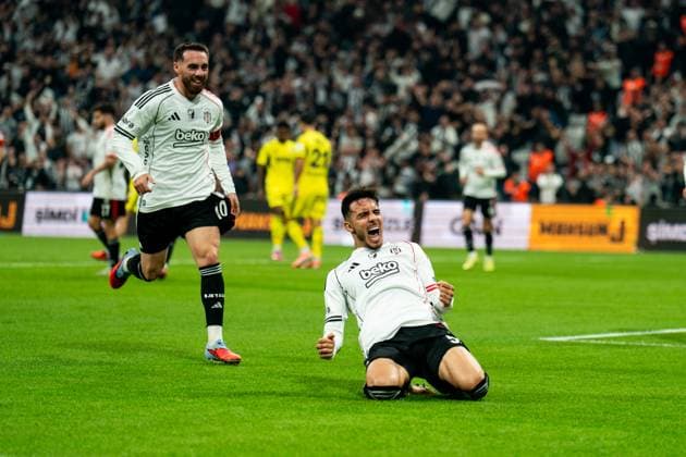 Besiktas JK v Fenerbahce SK - Trendyol Super Lig Emir Han Topcu of Besiktas celebrates his team s second goal during the Trendyol Super League match between Besiktas and Fenerbahce at the Tupras Stadium in City, Country , on November 2, 2025. Istanbul Istanbul Turkey  Copyright: xYagizxGurtugx originalFilename:gurtug-beiktavf251102_npT6K.jpg