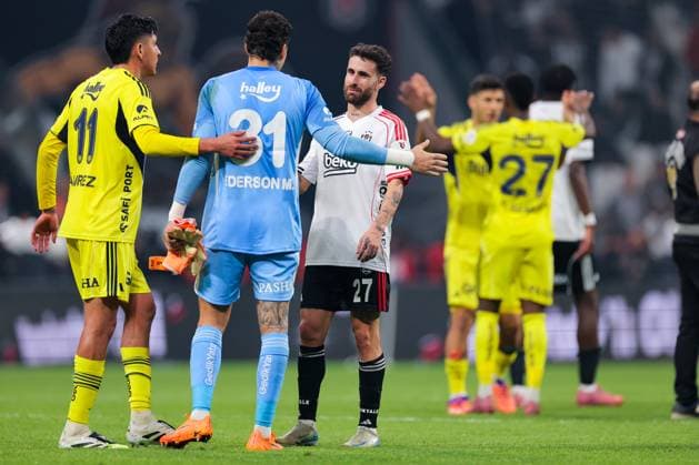 2025-11-02 Besiktas JK v Fenerbahce SK - Trendyol Super Lig ISTANBUL, TURKEY - NOVEMBER 2: Edson Alvarez of Fenerbahce SK interacts with Ederson of Fenerbahce SK and Rafa Silva of Besiktas JK during the Trendyol Super Lig match between Besiktas JK and Fenerbahce SK at Tupras Stadium on November 2, 2025 in Istanbul, Turkey. (Photo by BSR Agency) Istanbul Turkey Content not available for redistribution in The Netherlands directly or indirectly through any third parties. Copyright: xBSRxAgencyx