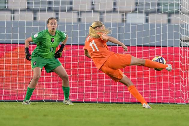 France v Netherlands: Group A - FIFA U-17 Women s World Cup Morocco 2025 Derks R. J. E. (Forward) of Netherlands U-17 signs the 2-2 in action during the FIFA U-17 Women s World Cup Morocco 2025 quarter-final match between France and Netherlands in Rabat, Morocco, on November 1, 2025, at the Olympic Stadium Rabat Morocco  Copyright: xAndreaxxAmatox originalFilename:amato-notitle251102_npeGy.jpg