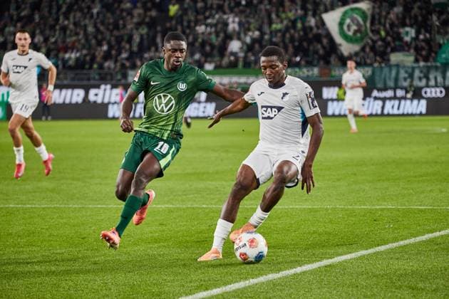 Sael Kumbedi VfL Wolfsburg 26 Bazoumana Toure TSG 1899 Hoffenheim 29 VfL Wolfsburg vs TSG 1899 Hoffenheim, Football, 1 Bundesliga, Matchday 9, Season 2025 2026, 02 11 2025 VfL Wolfsburg vs TSG 1899 Hoffenheim, Football, 1 Bundesliga, Matchday 9, Season 2025 2026, 02 11 2025 Wolfsburg Copyright: xEibner-Pressefoto Jan-FredericxHx EP_JHG