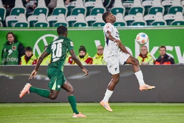 Sael Kumbedi VfL Wolfsburg 26 Bazoumana Toure TSG 1899 Hoffenheim 29 VfL Wolfsburg vs TSG 1899 Hoffenheim, Football, 1 Bundesliga, Matchday 9, Season 2025 2026, 02 11 2025 VfL Wolfsburg vs TSG 1899 Hoffenheim, Football, 1 Bundesliga, Matchday 9, Season 2025 2026, 02 11 2025 Wolfsburg Copyright: xEibner-Pressefoto Jan-FredericxHx EP_JHG