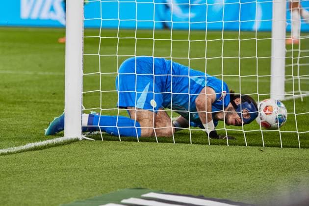 Kamil Grabara VfL Wolfsburg 1 could not hold the ball VfL Wolfsburg vs TSG 1899 Hoffenheim, Football, 1 Bundesliga, Matchday 9, Season 2025 2026, 02 11 2025 VfL Wolfsburg vs TSG 1899 Hoffenheim, Football, 1 Bundesliga, Matchday 9, Season 2025 2026, 02 11 2025 Wolfsburg Copyright: xEibner-Pressefoto Jan-FredericxHx EP_JHG