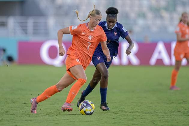 France v Netherlands: Group A - FIFA U-17 Women s World Cup Morocco 2025 7 Pennock L. A. (Forward) of Netherlands U-17 is in action during the FIFA U-17 Women s World Cup Morocco 2025 quarter-final match between France and Netherlands in Rabat, Morocco, on November 1, 2025, at the Olympic Stadium. Rabat Morocco  Copyright: xAndreaxxAmatox originalFilename:amato-notitle251102_npwyR.jpg