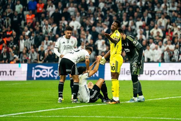 Besiktas JK v Fenerbahce SK - Trendyol Super Lig Jhon Duran of Fenerbahce is in action during the Trendyol Super League match between Besiktas and Fenerbahce at the Tupras Stadium in Istanbul, Turkey, on November 2, 2025. Istanbul Istanbul Turkey  Copyright: xYagizxGurtugx originalFilename:gurtug-beiktavf251102_npFkI.jpg