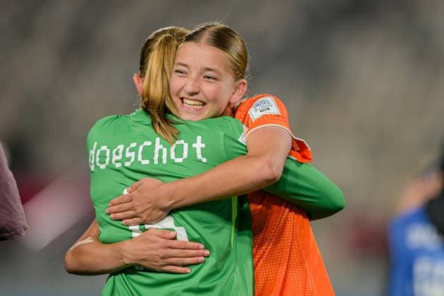 France v Netherlands: Group A - FIFA U-17 Women s World Cup Morocco 2025 The Netherlands celebrate reaching the semi-finals during the FIFA U-17 Women s World Cup Morocco 2025 quarter-final match between France and the Netherlands in Rabat, Morocco, on November 1, 2025, at the Olympic Stadium Rabat Morocco  Copyright: xAndreaxxAmatox originalFilename:amato-notitle251102_np5Av.jpg