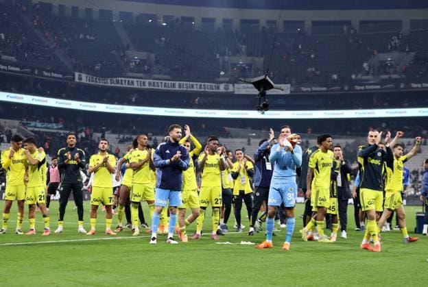 Besiktas v Fenerbahce - Turkish Super Lig ISTANBUL, TURKIYE - NOVEMBER 02: Players of Fenerbahce celebrate their victory with their fans at the end of the Turkish Super Lig week 11 football match between Besiktas and Fenerbahce at Tupras Stadium in Istanbul, Turkiye on November 02, 2025. Ali Atmaca Anadolu Istanbul Turkey. Editorial use only. Please get in touch for any other usage.  Copyright: x2025xAnadoluxAlixAtmacax